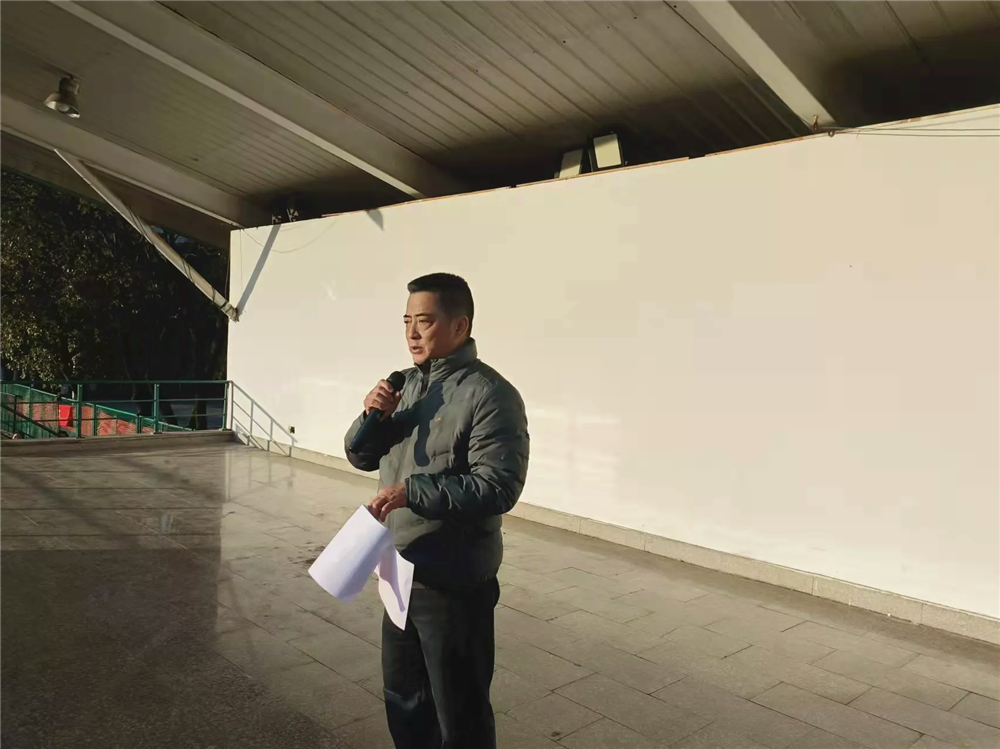 学校举行纪念“南京大屠杀死难者国家公祭日”主题升旗仪式